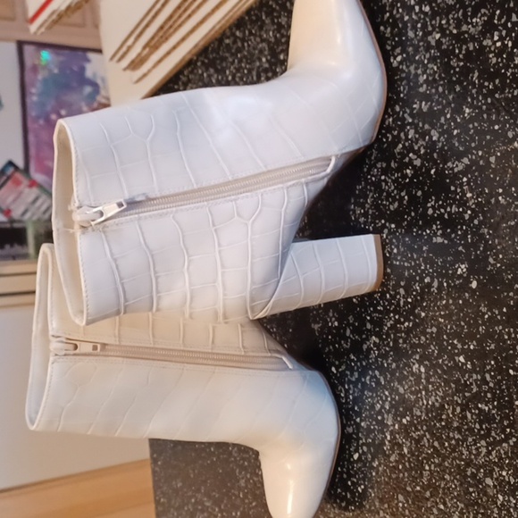 Women’s Bamboo Calf Boots, White Crocodile Print, Size 6.5, New - Picture 3 of 7
